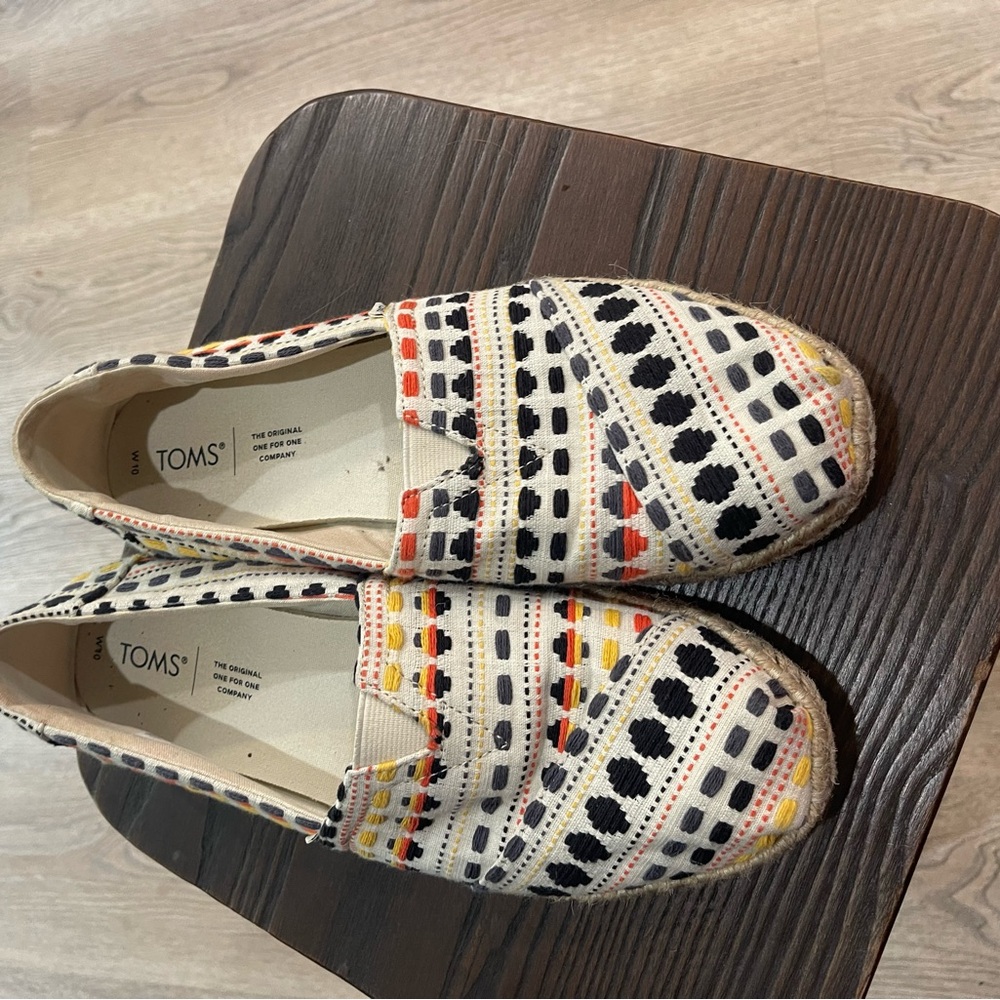 Multicolored Toms women’s size 10. Great used condition.